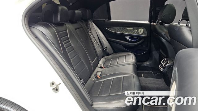 Mercedes-Benz E-Class 2022 — photo 12