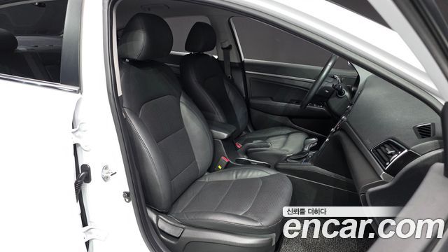 Hyundai AVANTE 2018 — photo 11