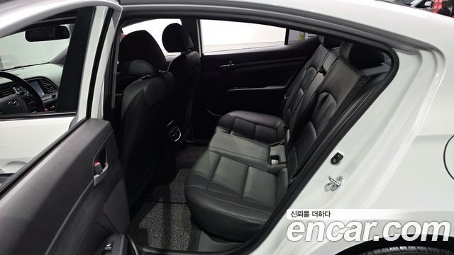 Hyundai AVANTE 2018 — photo 12