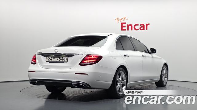 Mercedes-Benz E-Class 2017 — photo 2