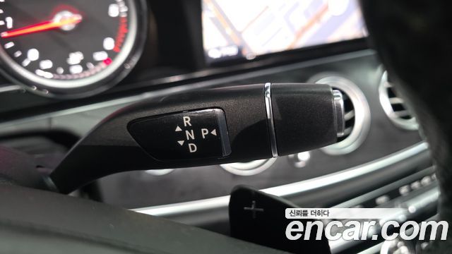 Mercedes-Benz E-Class 2017 — photo 12