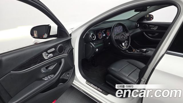 Mercedes-Benz E-Class 2017 — photo 13