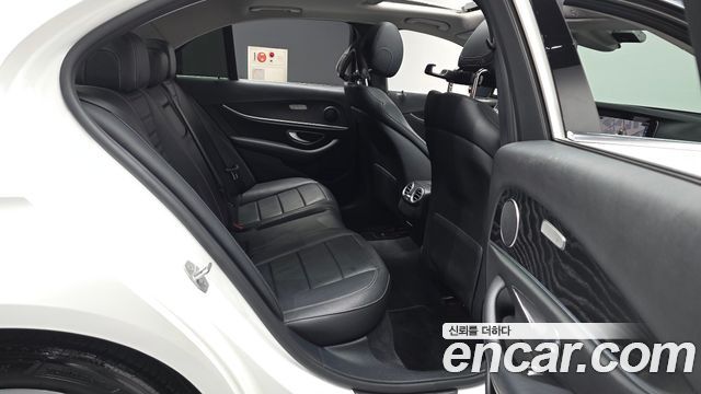Mercedes-Benz E-Class 2017 — photo 18