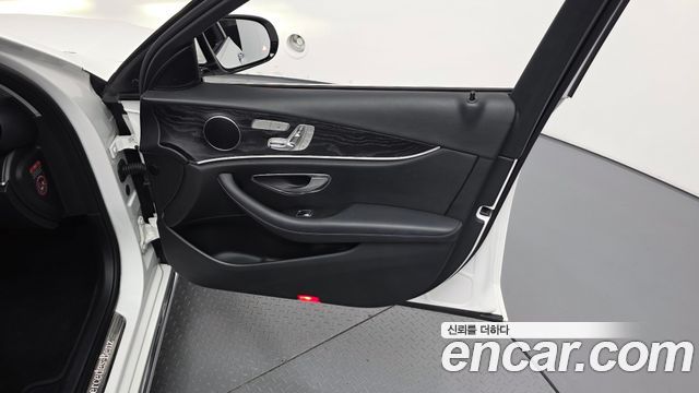 Mercedes-Benz E-Class 2017 — photo 14