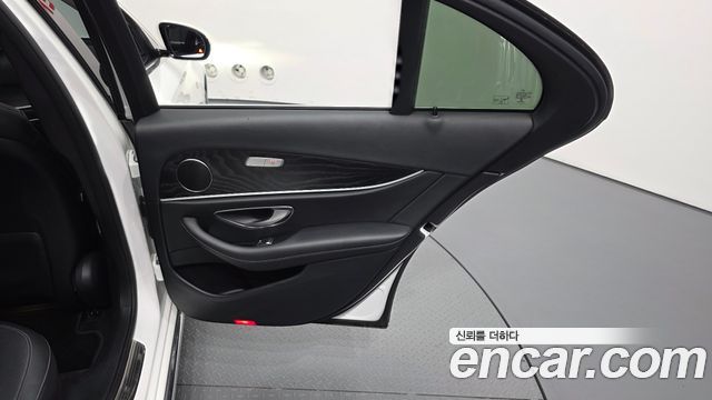 Mercedes-Benz E-Class 2017 — photo 15