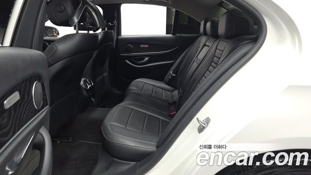 Mercedes-Benz E-Class 2017 — photo 16