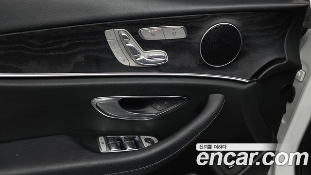 Mercedes-Benz E-Class 2017 — photo 28