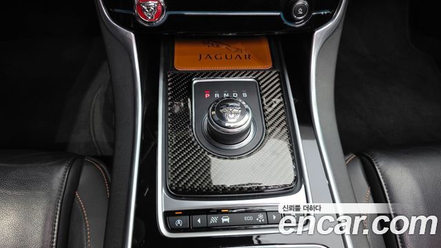 Jaguar XE 2017 — photo 12