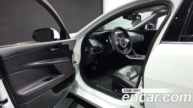 Jaguar XE 2017 — photo 13