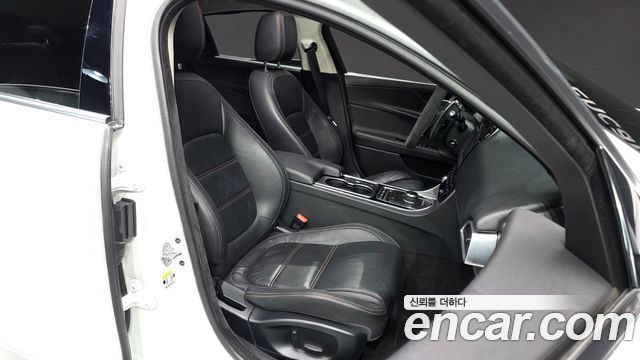 Jaguar XE 2017 — photo 17