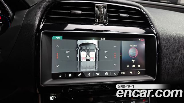 Jaguar XE 2017 — photo 21