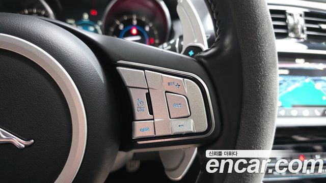 Jaguar XE 2017 — photo 23