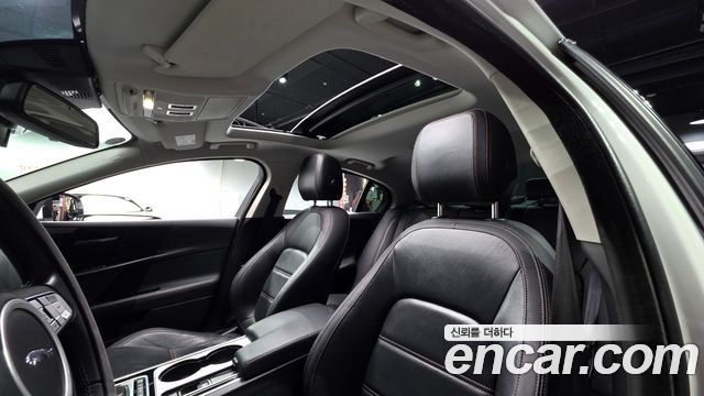 Jaguar XE 2017 — photo 24