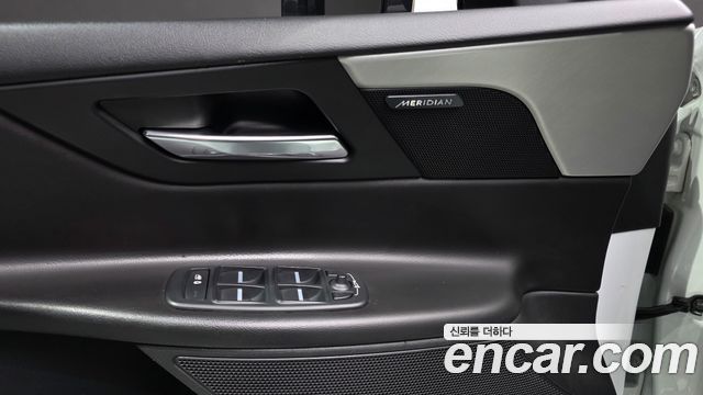 Jaguar XE 2017 — photo 26