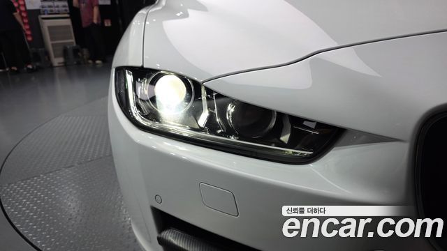 Jaguar XE 2017 — photo 8