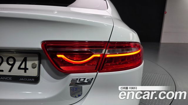 Jaguar XE 2017 — photo 9