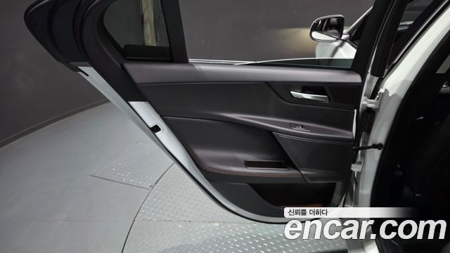 Jaguar XE 2017 — photo 15