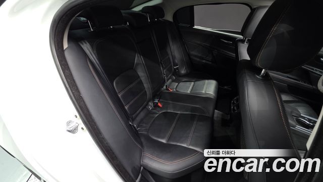 Jaguar XE 2017 — photo 16