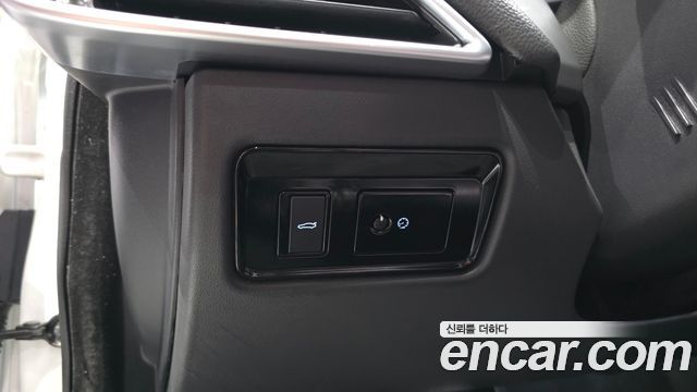 Jaguar XE 2017 — photo 28