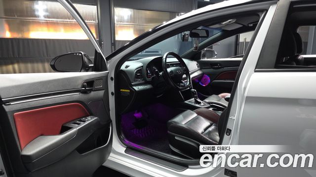 Hyundai AVANTE 2018 — photo 13