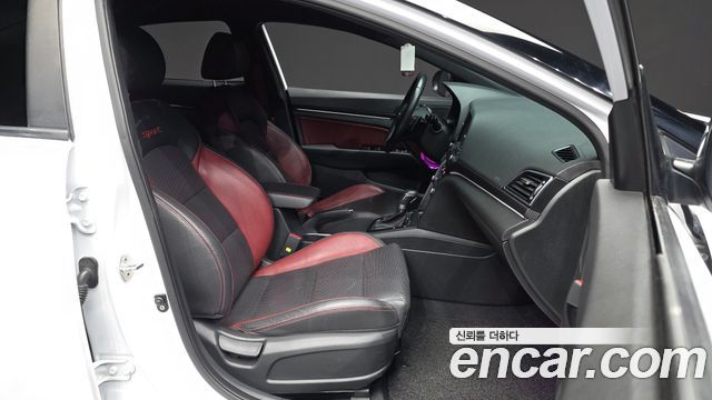 Hyundai AVANTE 2018 — photo 17