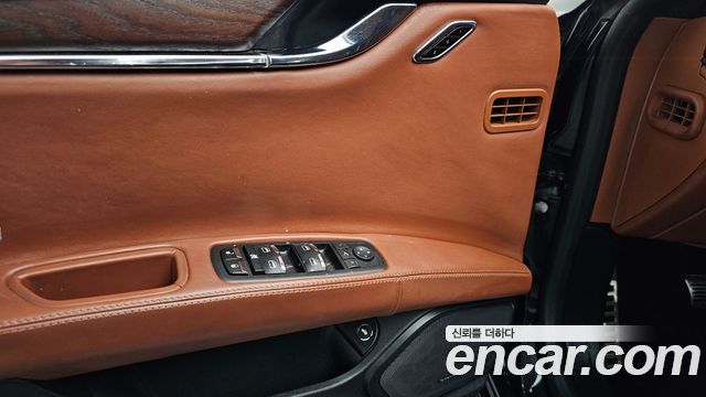 Maserati Quattroporte 2016 — photo 33