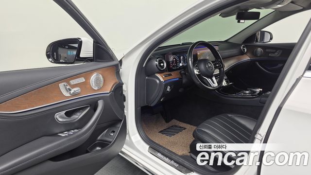 Mercedes-Benz E-Class 2020 — photo 10
