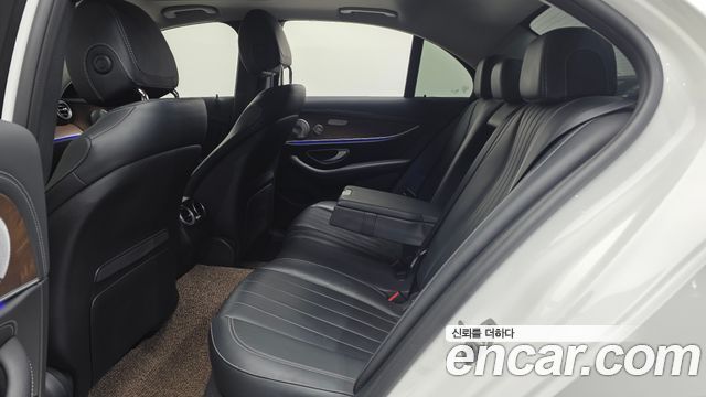 Mercedes-Benz E-Class 2020 — photo 12