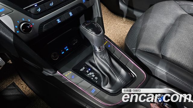 Hyundai AVANTE 2018 — photo 12