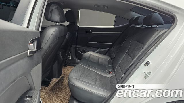 Hyundai AVANTE 2018 — photo 17