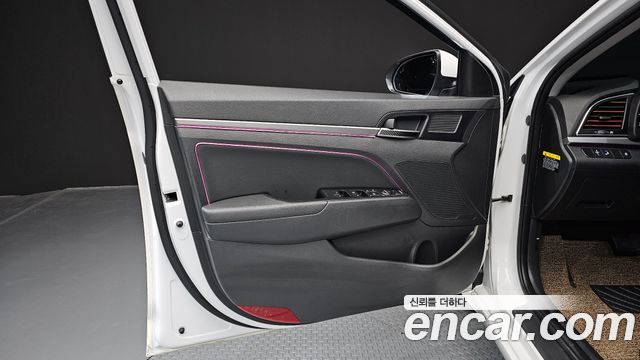 Hyundai AVANTE 2018 — photo 14