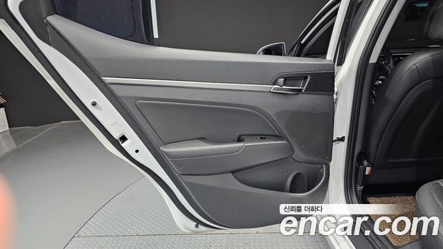 Hyundai AVANTE 2018 — photo 15
