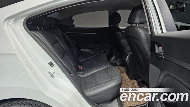 Hyundai AVANTE 2018 — photo 28
