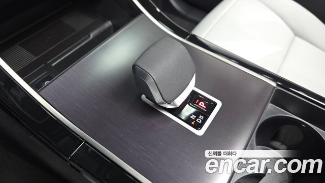 Land Rover Range Rover Velar 2026 — photo 9