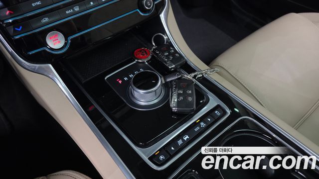 Jaguar XE 2016 — photo 9