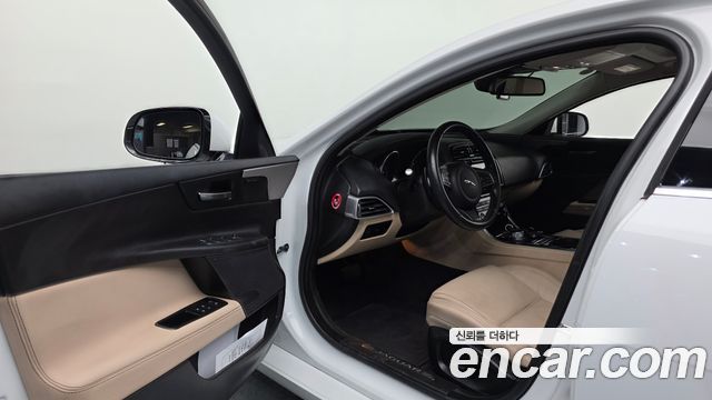 Jaguar XE 2016 — photo 10