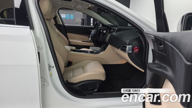 Jaguar XE 2016 — photo 11