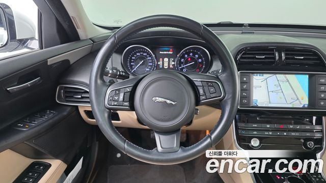 Jaguar XE 2016 — photo 13