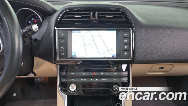 Jaguar XE 2016 — photo 14