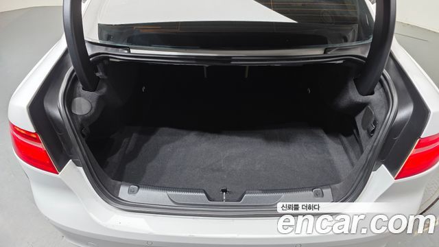 Jaguar XE 2016 — photo 20