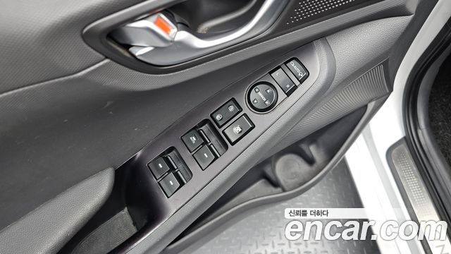 Hyundai Ioniq 2016 — photo 19