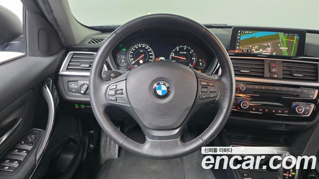 BMW 3-Series 2018 — photo 20