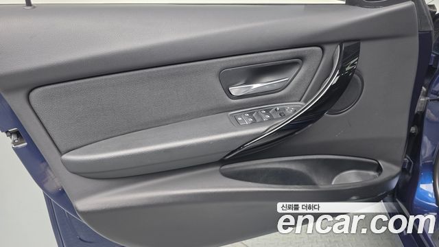 BMW 3-Series 2018 — photo 14