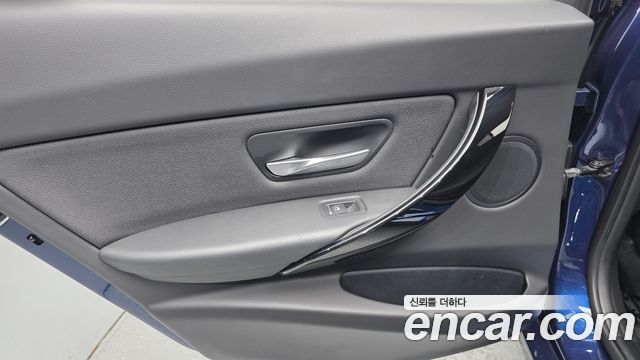 BMW 3-Series 2018 — photo 15