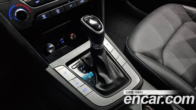 Hyundai AVANTE 2017 — photo 12