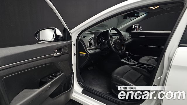 Hyundai AVANTE 2017 — photo 13