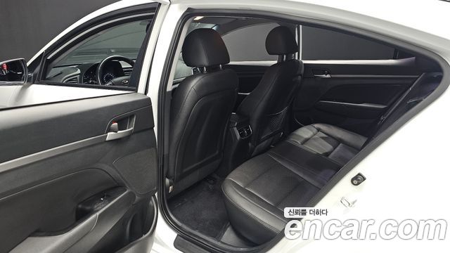 Hyundai AVANTE 2017 — photo 17