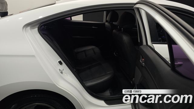 Hyundai AVANTE 2017 — photo 18