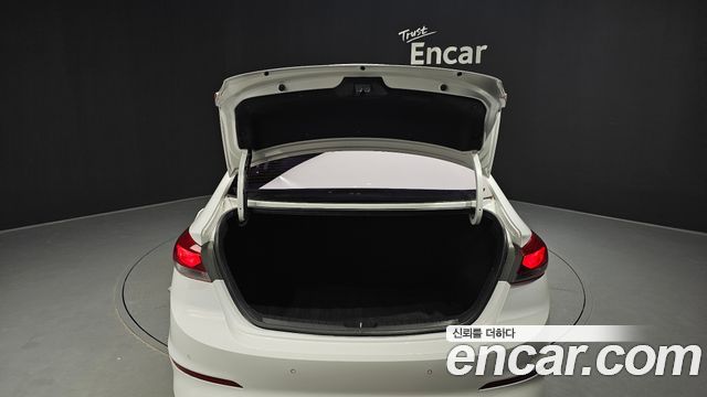 Hyundai AVANTE 2017 — photo 26