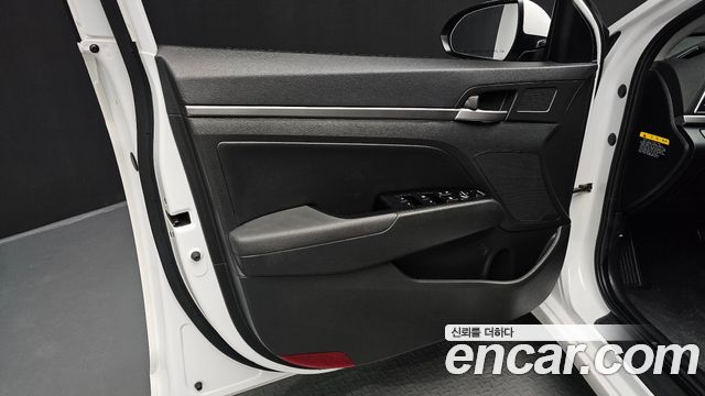 Hyundai AVANTE 2017 — photo 14